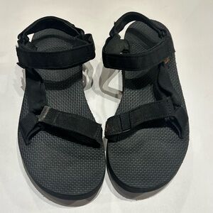 Women's Original Universal Sandal  size 9 black gently used